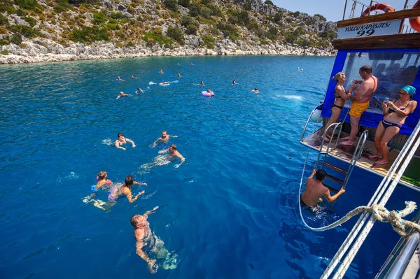 Passengers of a pleasure boat swim in waters Mediterranean Sea. — Stock Photo, Image