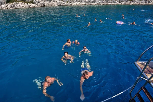 Molti vacanzieri stanno nuotando nel Mar Mediterraneo vicino alla barca da crociera . — Foto Stock