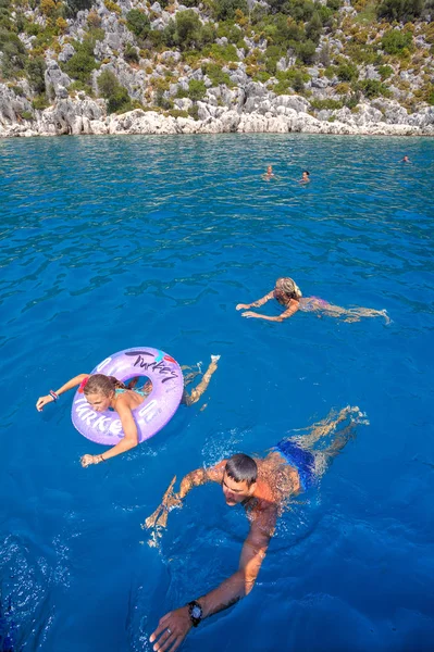 Teenager-Mädchen badet mit Eltern im blauen Wasser des Mittelmeeres. — Stockfoto