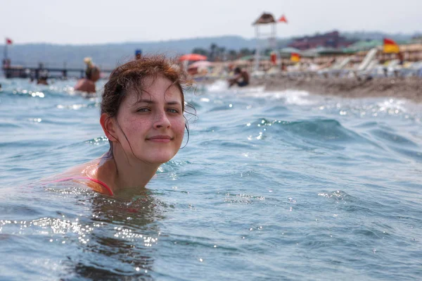 Jeden kaukaski młoda kobieta kąpiel w morzu w pobliżu resort beach. — Zdjęcie stockowe