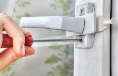 Tornavida, eliyle Close-Up sıkın vida tıpa kazanmak