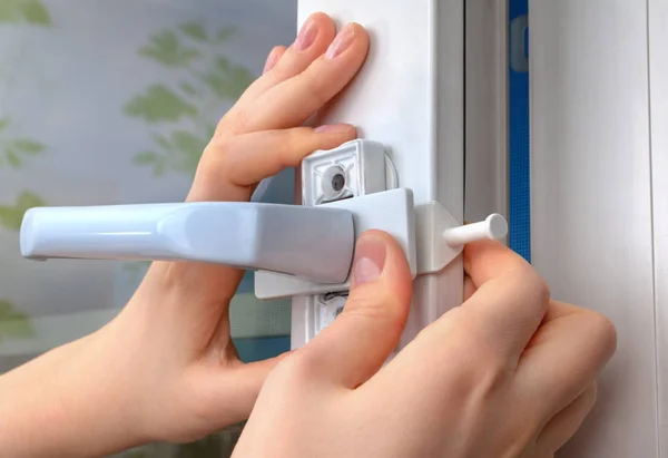 Installation of window restrictor to windows, using your hands, — Stock Photo, Image