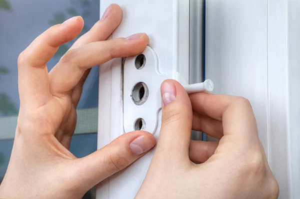 Primer plano de las manos del instalador, instalación de la ventana del pvc del limitador . — Foto de Stock