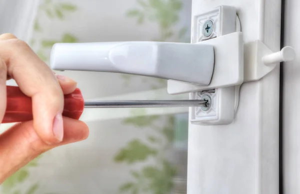 Close-up of hand with screwdriver, tighten the screw stopper win — Stock Image Close-up of hand with screwdriver, tighten the screw stopper win Royalty Free Stock Photos