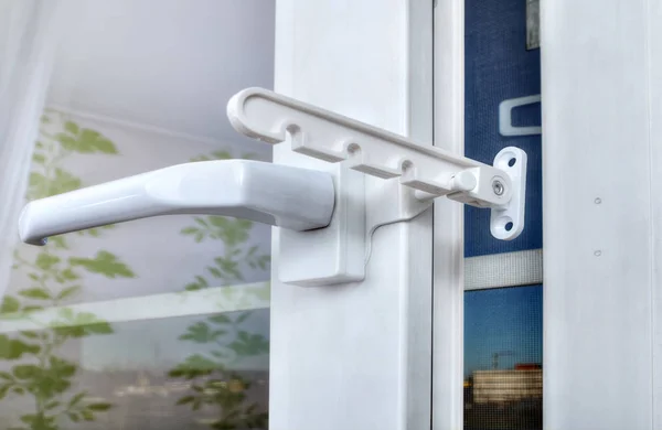Limiting rotation and tilt of plastic window at installation sta — Stock Image Limiting rotation and tilt of plastic window at installation sta Stock Image