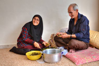 Eşlerin Müslümanlar hom katında oturan Milli yemekleri hazırlamak