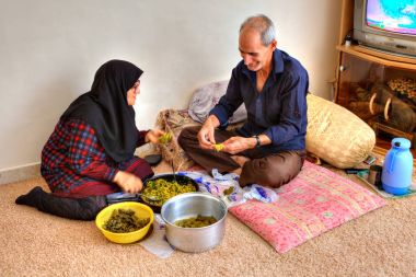 Yaşlı bir İslam çift evde yemek hazırlanıyor.