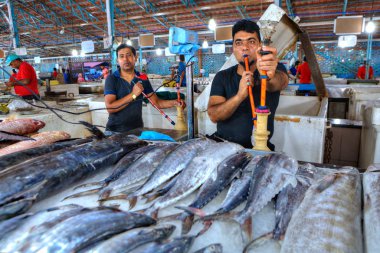 İran Müslüman satıcılar nargile balık pazarında duman.