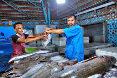 Bender Abbas balık pazarında İranlı tüccarlar.