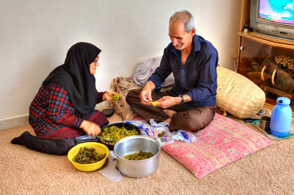 An elderly islamic couple is preparing food at home. — Stock Photo, Image