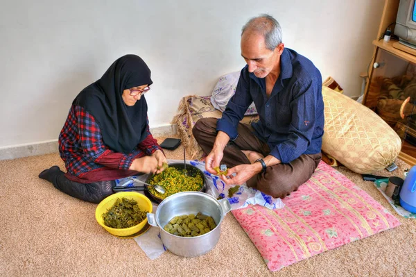 An elderly muslim couple is cooking food at home. — Stock Photo, Image