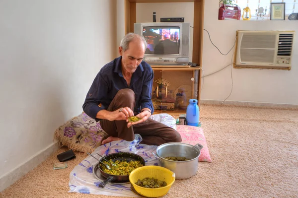 Jeden starszych mężczyzn irański Perski naczynia do gotowania nadziewane l gronowego — Zdjęcie stockowe