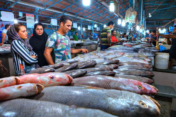 Περσικά-οικογένεια από το Ιράν επιλέγει ένα ψάρι στην αγορά. — Φωτογραφία Αρχείου