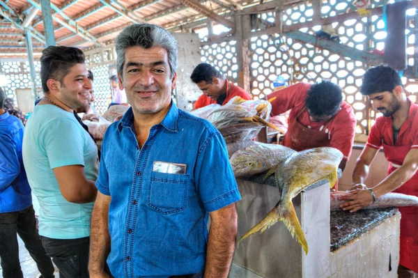 Hombre iraní que trabaja en el mercado de pescado, Bandar Abbas, Irán . — Foto de Stock