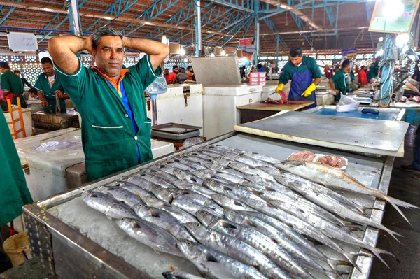 Venditore di pesce in uniforme verde, Repubblica islamica dell'Iran . — Foto Stock