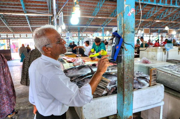 Płatności za zakupy na bazarze ryb przy użyciu terminala mobilnego, Iran — Zdjęcie stockowe