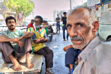 Doğu ın Bazaarı işçi yük arabaları platformlarda oturuyorsun.