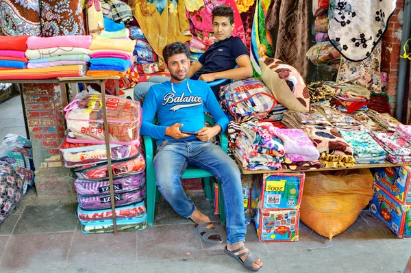 Due giovani commercianti iraniani commerciano tessili nel Grand Bazaar . — Foto Stock