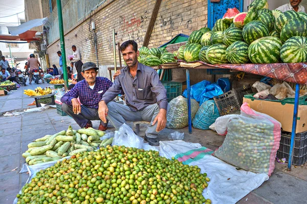 Dwóch przedsiębiorców irański owoców siedzi na chodniku w pobliżu ich produktu — Zdjęcie stockowe