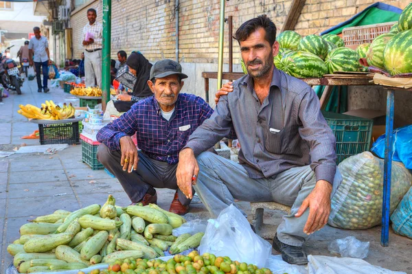 Sebze ve meyve kaldırımda oturan iki İranlı erkekler satmak. — Stok fotoğraf
