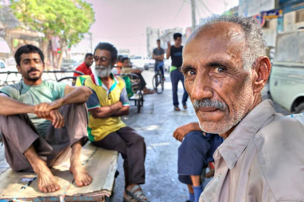 I lavoratori del Bazar Orientale sono seduti su piattaforme di carrelli . — Foto Stock