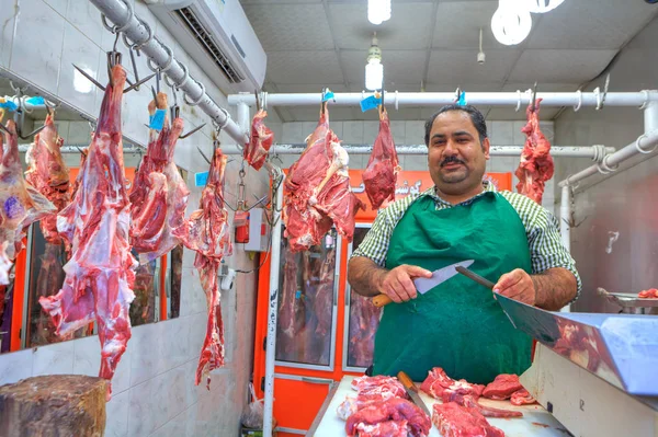 Butcher cut up the lamb in a butcher shop. — Stock Photo, Image