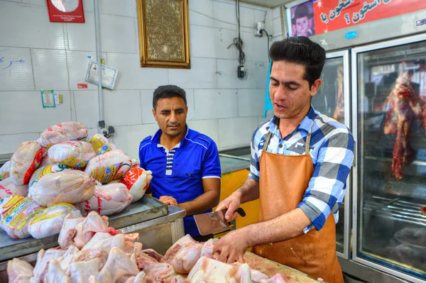 İşçi tavuk leşleri kesme iş üretim satırında keser. — Stok fotoğraf