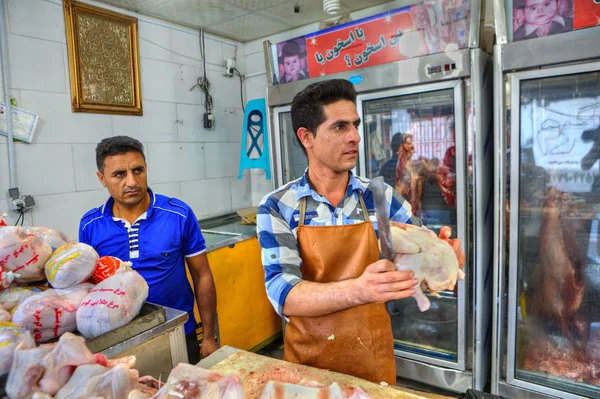 Irański rzeźnik tnie fragmenty mięso z kurczaka, Bandar Abbas, Hormoz — Zdjęcie stockowe