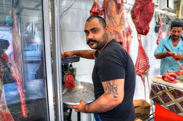 Slager produceert gehakt vlees, Bender Abbas, zuidelijk Iran. — Stockfoto