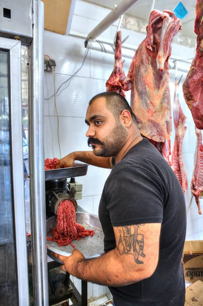 Açougueiro faz usuários de carne picada moedor, Bandar Abbas, Hormoz — Fotografia de Stock