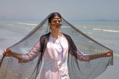 Bandari kadın geleneksel bir maske, Basra Körfezi kıyıları takıyor.