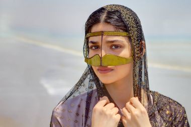 Geleneksel Müslüman İranlı kız portresi maske Güney IRA