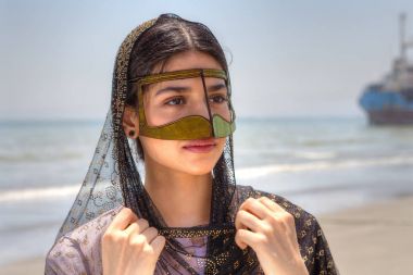 Geleneksel bir İranlı kız portresi elbise Güney Iran.