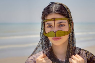 Kız maske bandari kadın, Basra Körfezi beach, Iran.