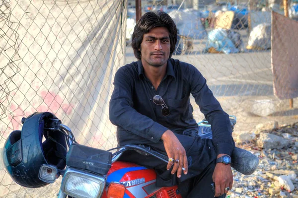 Porträtt av en afghansk motorcyklist som vilar i skuggan, södra Ir — Stockfoto