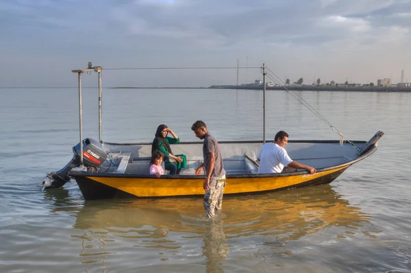 Familia iraní se sienta en barco a motor en la tarde soleada, Irán . — Foto de Stock