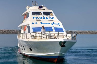 Küçük yolcu gemisi rıhtımdan Güney Iran başlamaktadır.