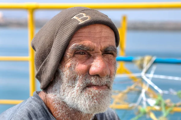 Портрет крупным планом иранского старика-рабочего . — стоковое фото