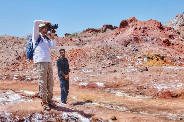 Turista toma fotos de glaciares de sal, Isla Hormuz, sur I —  Fotos de Stock