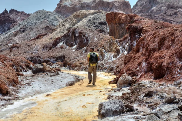 소금, Hormuz 섬, 이란의 계곡을 통해 관광 산책. — 스톡 사진