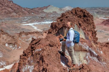 Backpacker Hürmüz Adası, tuzlu dağlarda yürüyüş yapar ben