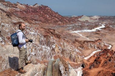 Sırt çantası ile güzel sahne hayran bir backpacker ve 