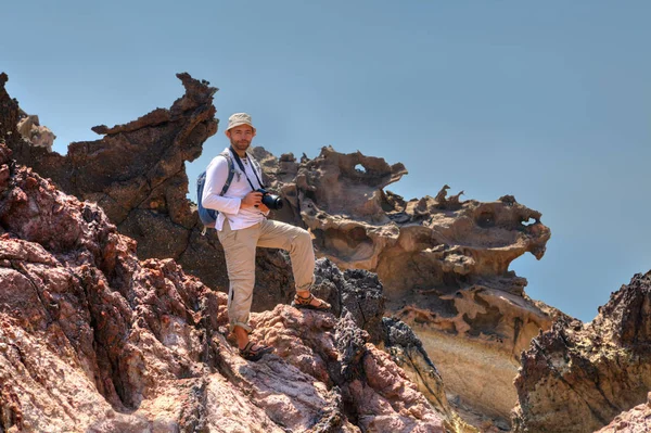 在巴拿马旅游屹立在一块岩石用相机. — 图库照片
