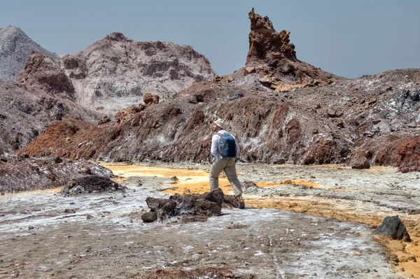 Jeden podróżny spaceru wzdłuż koryta rzeki żółty, Iran. — Zdjęcie stockowe