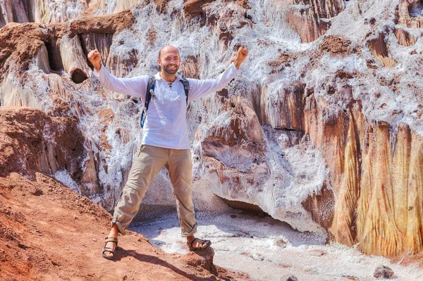 Turist doğal konumlar yolculukta sevinir. Hürmüz adalar