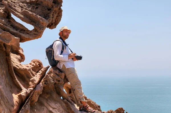 Naturfotograf, der auf einem Felsen ruht, während er reist, iran. — Stockfoto