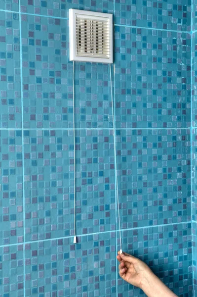 Beyaz hava havalandırma ızgara plastik kapak duvar banyoda. 