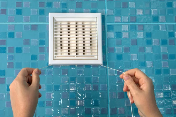 Duvar havalandırma ızgara, kordon ve elleri ile hava akışı regülatörü.