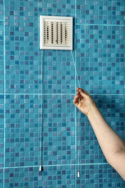 Beyaz hava havalandırma ızgara plastik kapak duvar banyoda. 