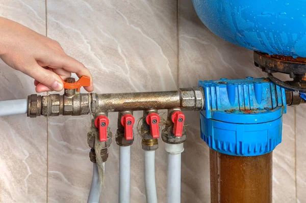 Автоматическая система водоснабжения, руки выключают главный клапан . — стоковое фото
